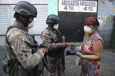 Perú exime de responsabilidad penal a militares que patrullan calles para hacer cumplir cuarentena