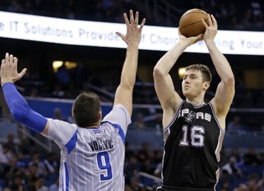 Spurs aseguran pase a 'playoffs'; Mavericks doblegan a los Thunder