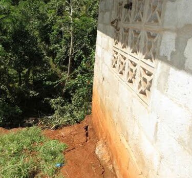 Sinaproc desaloja a residentes de La Cascada por deslizamientos de tierra