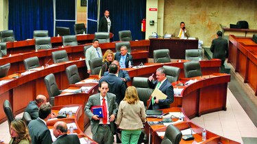 Debaten reformas a ley de carrera administrativa