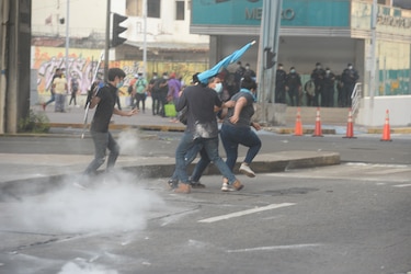 Repudian agresión de una subteniente contra manifestante universitaria; jóvenes se presentan ante un juez de paz