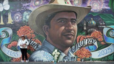 Qué hace que el asesinato del alcalde Carlos Manzo siga causando indignación en México, un país marcado por la violencia