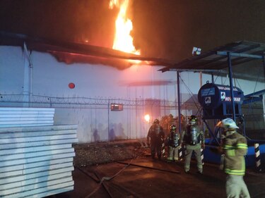 Bomberos controlan incendio que afectó a tres locales comerciales en la Avenida Domingo Díaz