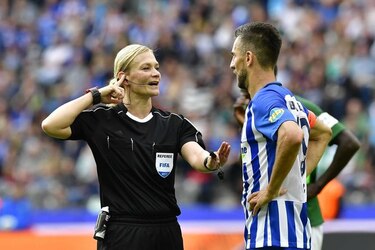 Hertha y Werder Bremen empatan en histórico partido dirigido por una mujer