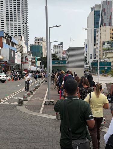 Entre escaleras fuera de servicio, calor y larga espera en el metro de Panamá