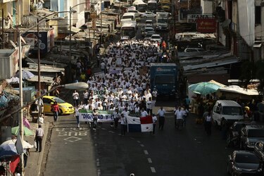 Laboratoristas marcharon para exigir revisión de escala salarial