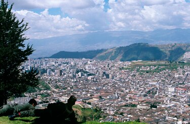La capital ecuatoriana conmemora sus fiestas a fuerza de música y sabor
