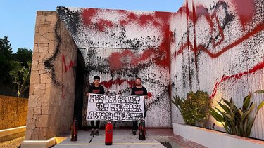Activistas medioambientales vandalizan la mansión de Leo Messi