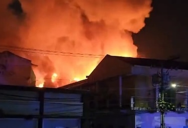 Incendio irrumpe en calle 12 de Casco Antiguo durante la madrugada