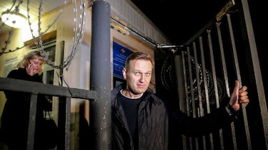 Opositor ruso Alexei Navalny sale de prisión