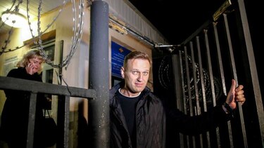 Opositor ruso Alexei Navalny sale de prisión