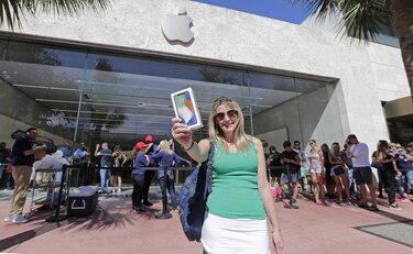 Largas filas para comprar el costoso iPhone X en su salida mundial