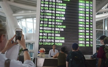 Cierran de nuevo aeropuerto por erupción de volcán en Bali