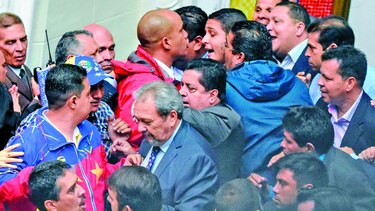 Asamblea evalúa a Maduro