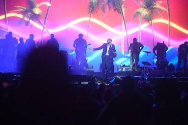 Juan Luis Guerra y la orquesta 4.40 ponen a cantar y bailar al público que asistió al Rommel Fernández 