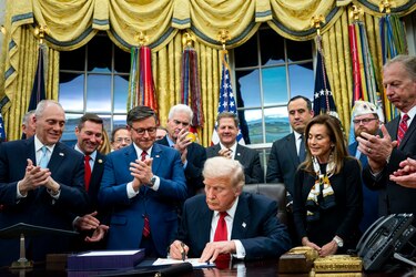Trump firma la ley que pone fin al cierre de Gobierno más largo de la historia de Estados Unidos