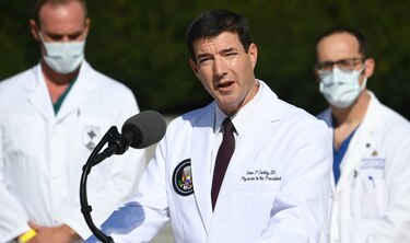 Trump puede aún no estar ‘completamente fuera de peligro’, dice su médico