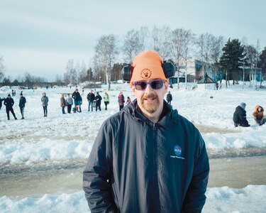 Un colosal tiovivo de hielo girará sobre lago gélido