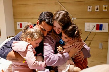 Los trece rehenes israelíes liberados se reunieron con sus familias
