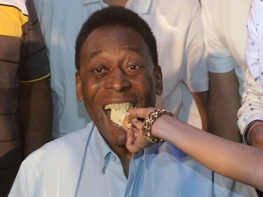 Pelé celebra animado sus 81 años y Santos le rinde homenaje