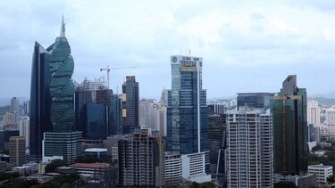 Standard and Poor's mejora perspectiva de riesgo de la industria bancaria de Panamá