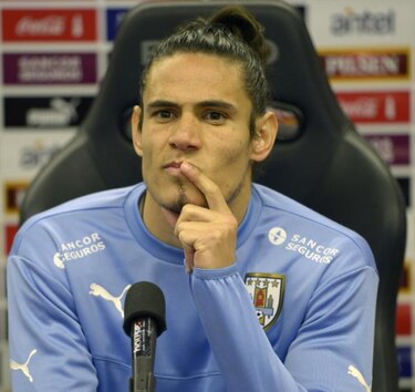 Cavani, molesto con muñecos de plástico de la selección uruguaya