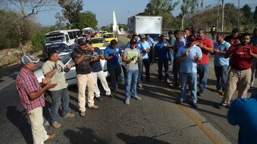 Transportistas de carga cierran puente sobre el río La Villa