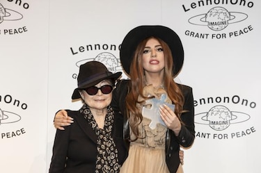 Yoko Ono entrega premio Lennon-Ono a Lady Gaga