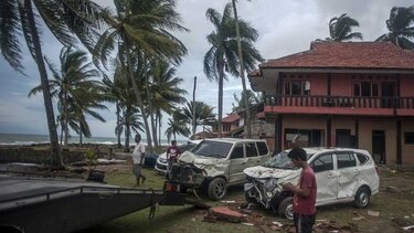 La lluvia dificulta los esfuerzos desesperados de rescatistas indonesios