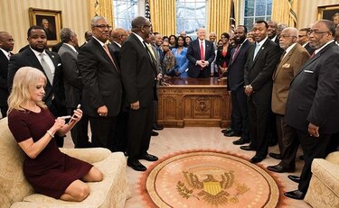 Críticas a asesora de Trump por arrodillarse en sofá del salón Oval