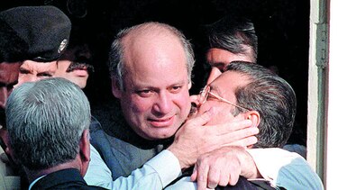 Inhabilitan a Sharif por corrupción