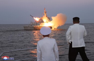 Kim Jong-un supervisa un test de misiles de crucero en visita a una unidad naval