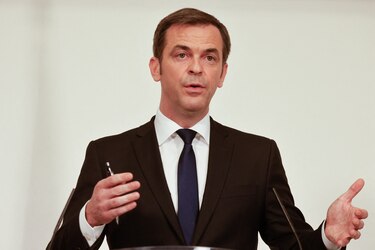 Francia extiende restricciones ante situación ‘crítica’ de hospitales