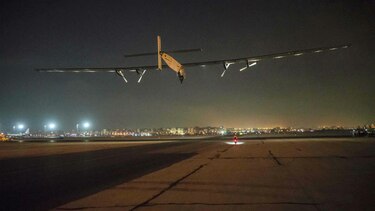 Avión a energía solar completó su histórica vuelta al mundo en Abu Dabi