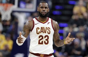 LeBron James, cerca del club de los 30 mil puntos