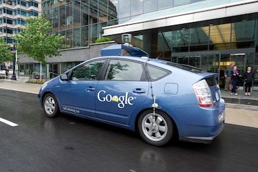 Google quiere que un peatón atropellado quede adherido a su coche autónomo