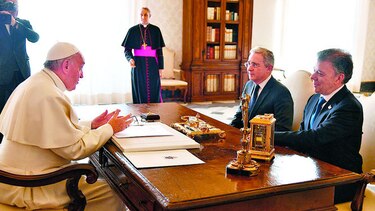 El papa Francisco pide ‘diálogo directo’ a Santos y Uribe
