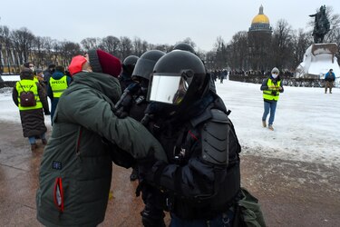 Miles de manifestantes y decenas de arrestos en Rusia en protestas en apoyo a Alexei Navalny