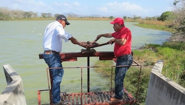 Mida abre compuertas del lago Lajas para salvar a reses de la sequía