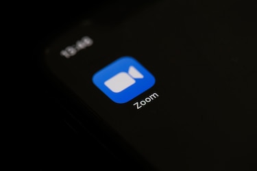 En pandemia, Zoom brilla con aumento en ventas y clientes
