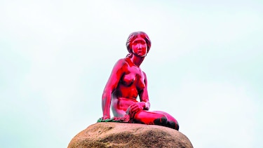 Activistas rocían con pintura roja a ‘Sirenita’ danesa