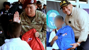 Director de la Policía entrega mochilas con banderas de Panamá y Estados Unidos en medio de tensiones por el Canal