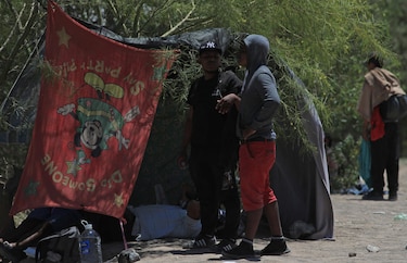 La Guardia Nacional de Texas busca disuadir con altavoces a migrantes que están en México