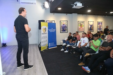 Carlos Navarro Montoya capacita a entrenadores de categorías menores en Panamá