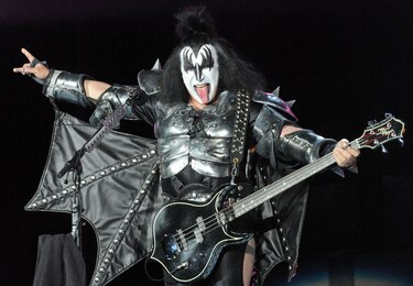 Allanan casa de Gene Simmons, líder de la banda Kiss, por pornografía infantil