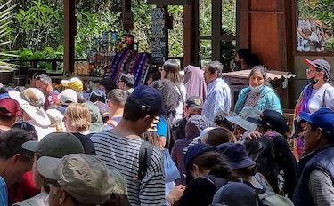 Turistas protestan por suspensión de venta de entradas a Machu Picchu