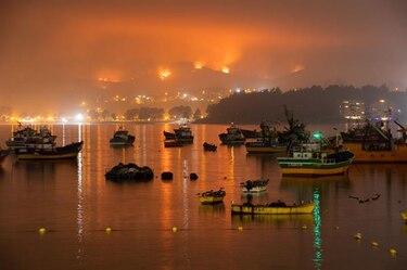 Chile: noche en vela y rostros de fatiga frente al avance de las llamas hacia el mar