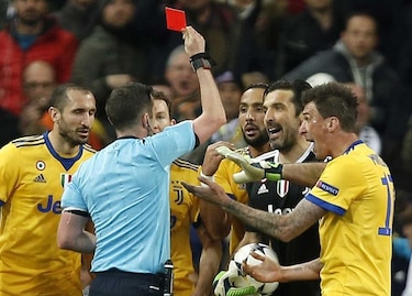 Buffon es suspendido tres partidos por su expulsión ante el Real Madrid