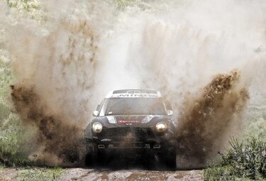 Peterhansel impone su liderazgo y Sainz lo acecha