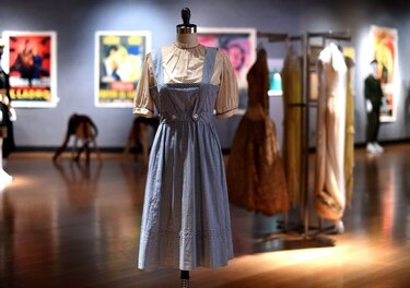 Vestido de Dorothy de 'El mago de Oz' subastado por $1.3 millones